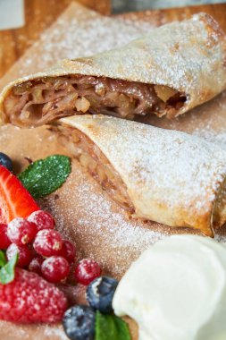 Elma strudel' ı. Gri dokulu arka plan. Güzel servis yemekleri. Tatlı. Besin zinciri