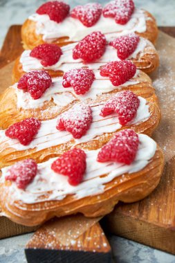 Kek eclair. Gri dokulu arka plan. Güzel servis yemekleri. Tatlı. Besin zinciri