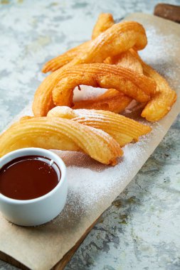 Churos İspanyol tatlısı. Gri dokulu arka plan. Güzel servis yemekleri. Tatlı. Besin zinciri
