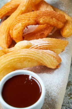 Churos İspanyol tatlısı. Gri dokulu arka plan. Güzel servis yemekleri. Tatlı. Besin zinciri