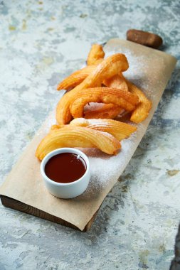 Churos İspanyol tatlısı. Gri dokulu arka plan. Güzel servis yemekleri. Tatlı. Besin zinciri