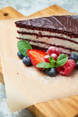 Çikolatalı kek. Gri dokulu arka plan. Güzel servis yemekleri. Tatlı. Besin zinciri