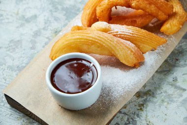 Churos İspanyol tatlısı. Gri dokulu arka plan. Güzel servis yemekleri. Tatlı. Besin zinciri