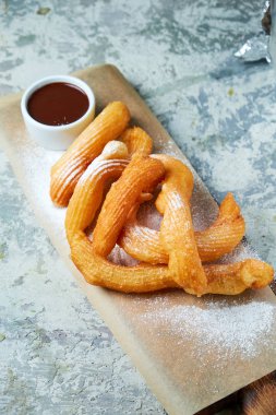 Churos İspanyol tatlısı. Gri dokulu arka plan. Güzel servis yemekleri. Tatlı. Besin zinciri