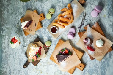 Çeşitli tatlılar. Üst te. Gri dokulu arka plan. Güzel servis yemekleri. Tatlı. Besin zinciri