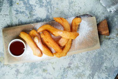 Churos İspanyol tatlısı. Gri dokulu arka plan. Güzel servis yemekleri. Tatlı. Besin zinciri