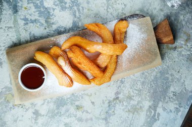 Churos İspanyol tatlısı. Gri dokulu arka plan. Güzel servis yemekleri. Tatlı. Besin zinciri