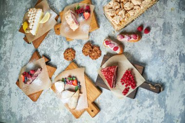 Çeşitli tatlılar. Üst te. Gri dokulu arka plan. Güzel servis yemekleri. Tatlı. Besin zinciri