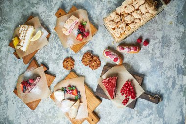 Çeşitli tatlılar. Üst te. Gri dokulu arka plan. Güzel servis yemekleri. Tatlı. Besin zinciri