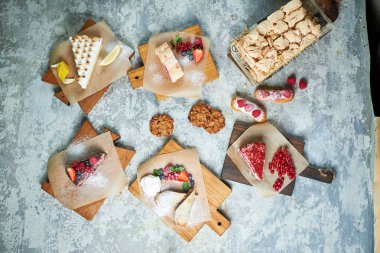 Çeşitli tatlılar. Üst te. Gri dokulu arka plan. Güzel servis yemekleri. Tatlı. Besin zinciri