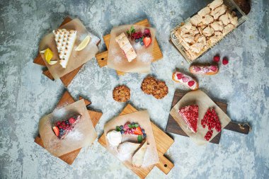 Çeşitli tatlılar. Üst te. Gri dokulu arka plan. Güzel servis yemekleri. Tatlı. Besin zinciri