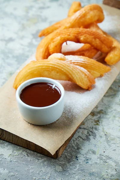 Churos İspanyol tatlısı. Gri dokulu arka plan. Güzel servis yemekleri. Tatlı. Besin zinciri