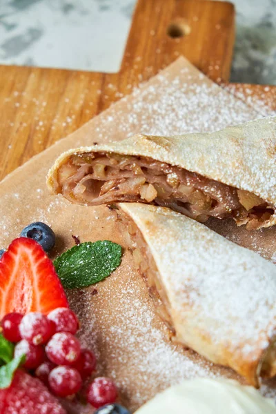 Elma strudel' ı. Gri dokulu arka plan. Güzel servis yemekleri. Tatlı. Besin zinciri
