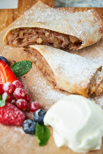 Elma strudel' ı. Gri dokulu arka plan. Güzel servis yemekleri. Tatlı. Besin zinciri