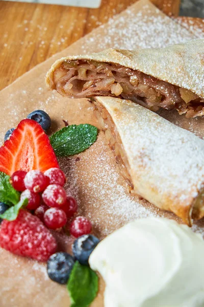 Elma strudel' ı. Gri dokulu arka plan. Güzel servis yemekleri. Tatlı. Besin zinciri