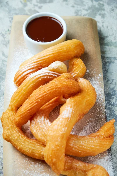 Churos İspanyol tatlısı. Gri dokulu arka plan. Güzel servis yemekleri. Tatlı. Besin zinciri
