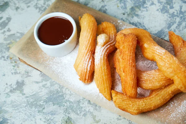 Churos İspanyol tatlısı. Gri dokulu arka plan. Güzel servis yemekleri. Tatlı. Besin zinciri