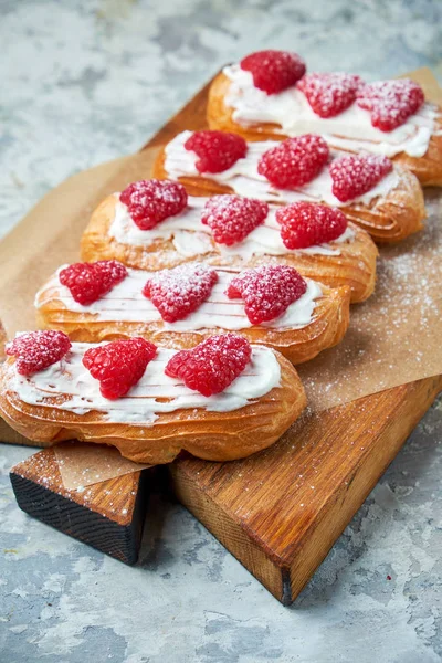 Kek eclair. Gri dokulu arka plan. Güzel servis yemekleri. Tatlı. Besin zinciri