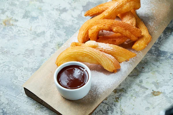Churos İspanyol tatlısı. Gri dokulu arka plan. Güzel servis yemekleri. Tatlı. Besin zinciri