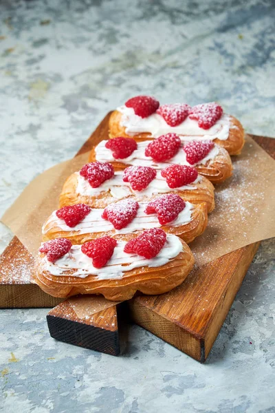 Kek eclair. Gri dokulu arka plan. Güzel servis yemekleri. Tatlı. Besin zinciri