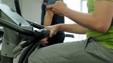 spor salonunda egzersiz bisikleti adam. Sağlıklı yaşam tarzı kavramı
