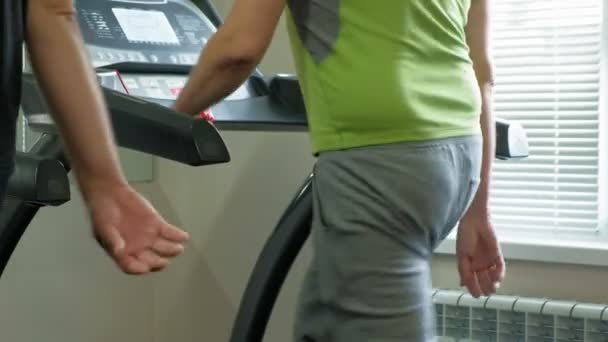 체육관에서 운동 자전거에 남자. 건강한 라이프스타일 컨셉 — 비디오