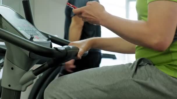 Hombre en bicicleta estática en el gimnasio. concepto de estilo de vida saludable — Vídeo de stock