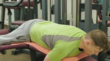 Spor salonundaki adam. Fitness. Sağlıklı yaşam tarzı