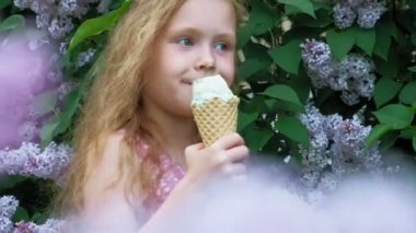 Küçük kız dışarıda dondurma yer. Yaz