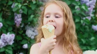 Küçük kız dışarıda dondurma yer. Yaz