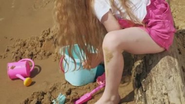 Güneşli bir günde nehir kıyısında ki sahilde oynayan çocuklar