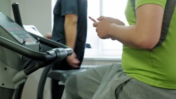 Hombre en bicicleta estática en el gimnasio. concepto de estilo de vida saludable — Vídeos de Stock