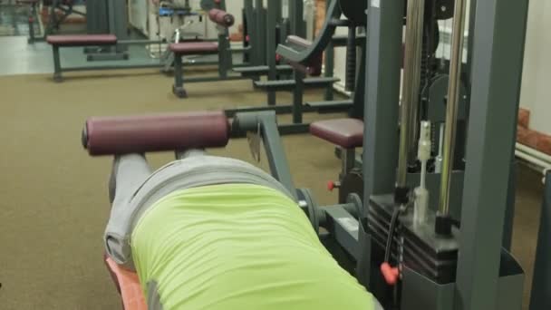 Mannen i gymmet. Fitness. Hälsosam livsstil — Stockvideo