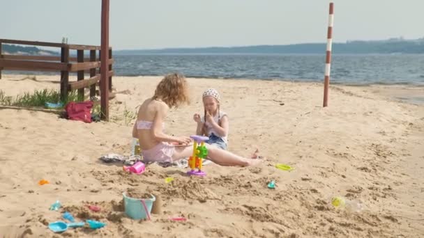 Matka s dcerou na pikniku u řeky za slunečného dne — Stock video