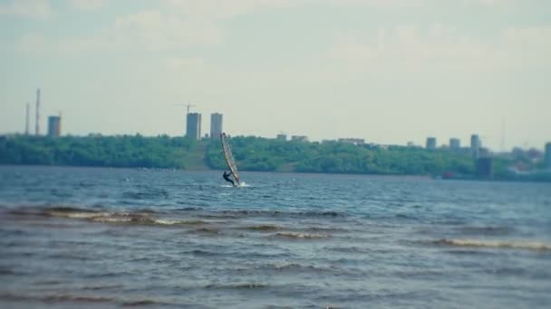 Man windsurser på älven på sommaren — Stockvideo