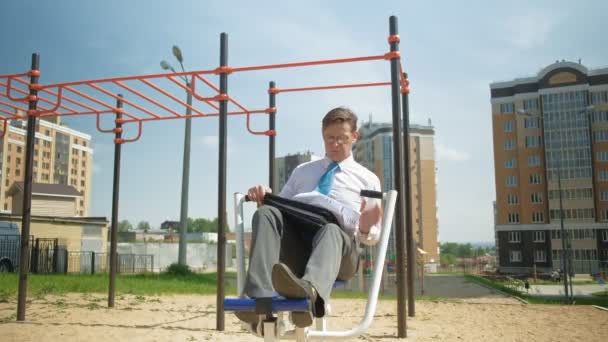 Uomo d'affari su un campo sportivo all'aperto. Il concetto di uno stile di vita sano . — Video Stock