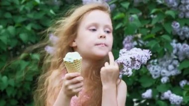 Küçük kız dışarıda dondurma yer. Yaz