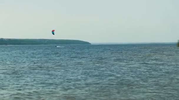 La gente en el río en el verano se dedicaba al kitesurf. Deporte extremo — Vídeos de Stock