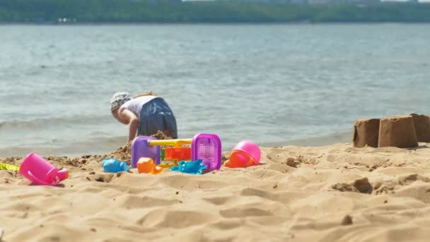 Barn som leker på stranden vid älven en solig dag — Stockvideo