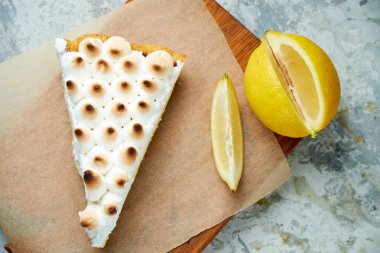Limonlu tart. Gri dokulu arka plan. Güzel servis yemekleri. Tatlı. Besin zinciri