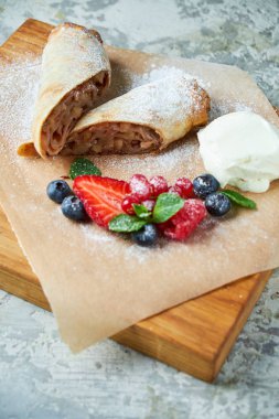 Elma strudel' ı. Gri dokulu arka plan. Güzel servis yemekleri. Tatlı. Besin zinciri