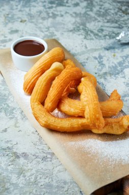 Churos İspanyol tatlısı. Gri dokulu arka plan. Güzel servis yemekleri. Tatlı. Besin zinciri