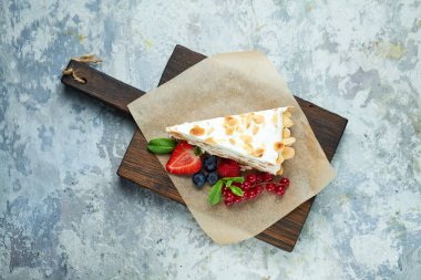 Gazetede badem yaprakları ile Çilek beze kek 