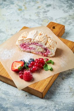 Beze rulosu. Gri dokulu arka plan. Güzel servis yemekleri. Tatlı. Besin zinciri