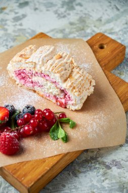 Beze rulosu. Gri dokulu arka plan. Güzel servis yemekleri. Tatlı. Besin zinciri