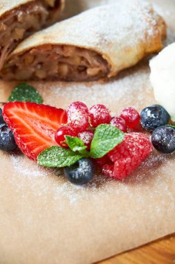 Elma strudel' ı. Gri dokulu arka plan. Güzel servis yemekleri. Tatlı. Besin zinciri