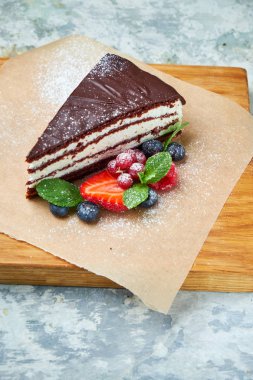 Çikolatalı kek. Gri dokulu arka plan. Güzel servis yemekleri. Tatlı. Besin zinciri