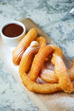 Churos İspanyol tatlısı. Gri dokulu arka plan. Güzel servis yemekleri. Tatlı. Besin zinciri
