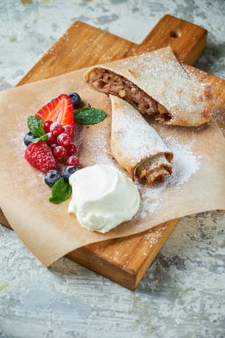Elma strudel' ı. Gri dokulu arka plan. Güzel servis yemekleri. Tatlı. Besin zinciri