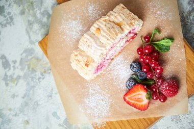 Beze rulosu. Gri dokulu arka plan. Güzel servis yemekleri. Tatlı. Besin zinciri